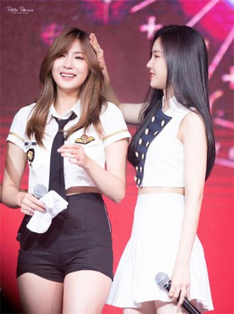Những khoảnh khắc idol chăm nhau mùi mẫn đến sâu răng: Jennie và thành viên EXO này đặc biệt gây bất ngờ - Ảnh 16.