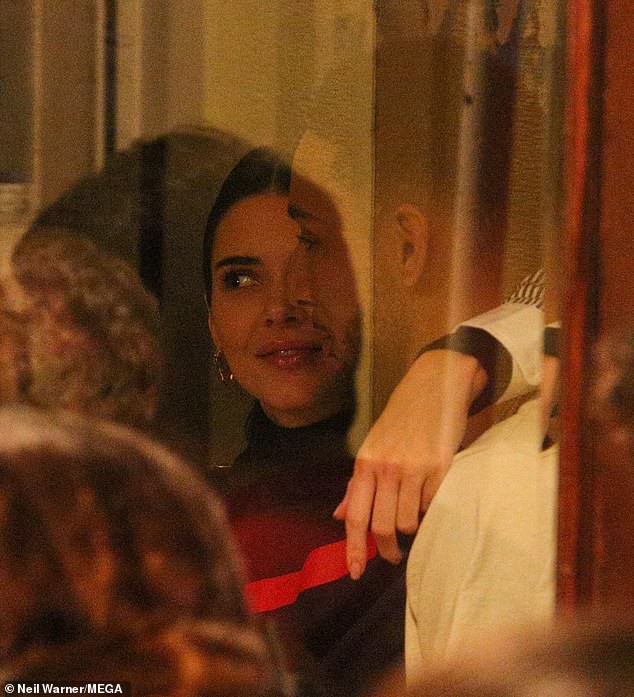 Kendall Jenner ôm hôn bạn trai cao 2m không rời trong nhà hàng, F.A nào nhìn vào cũng phải ghen tị! - Ảnh 1.