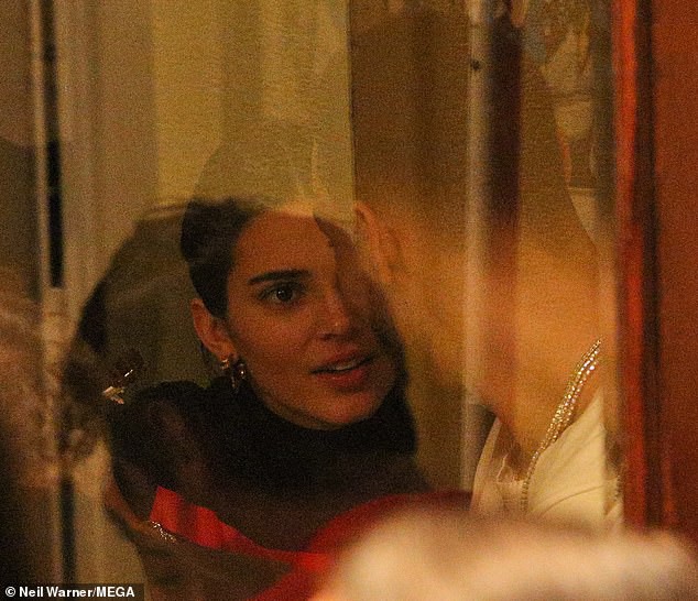 Kendall Jenner ôm hôn bạn trai cao 2m không rời trong nhà hàng, F.A nào nhìn vào cũng phải ghen tị! - Ảnh 2.