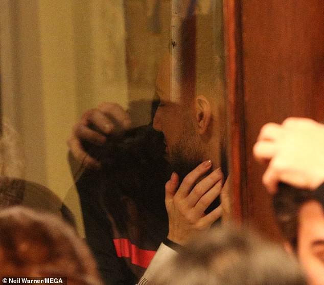 Kendall Jenner ôm hôn bạn trai cao 2m không rời trong nhà hàng, F.A nào nhìn vào cũng phải ghen tị! - Ảnh 3.