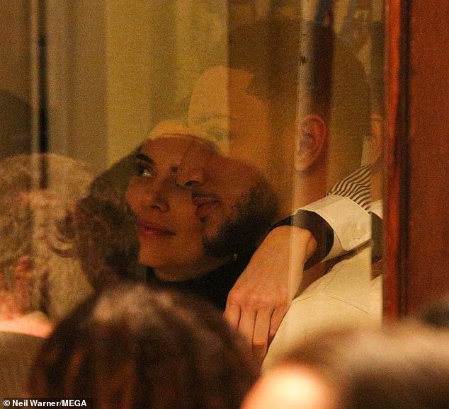 Kendall Jenner ôm hôn bạn trai cao 2m không rời trong nhà hàng, F.A nào nhìn vào cũng phải ghen tị! - Ảnh 4.