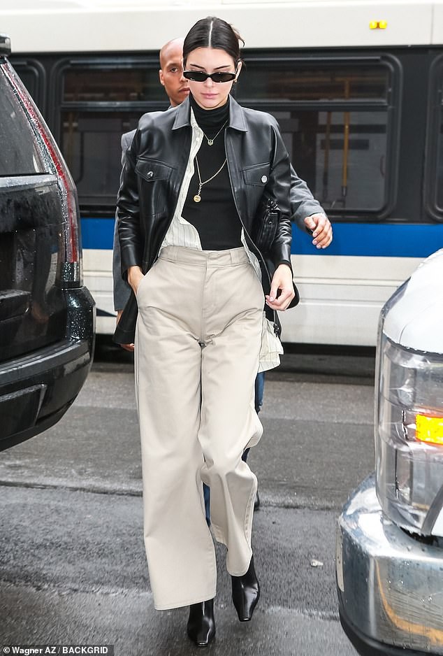 Kendall Jenner ôm hôn bạn trai cao 2m không rời trong nhà hàng, F.A nào nhìn vào cũng phải ghen tị! - Ảnh 7.