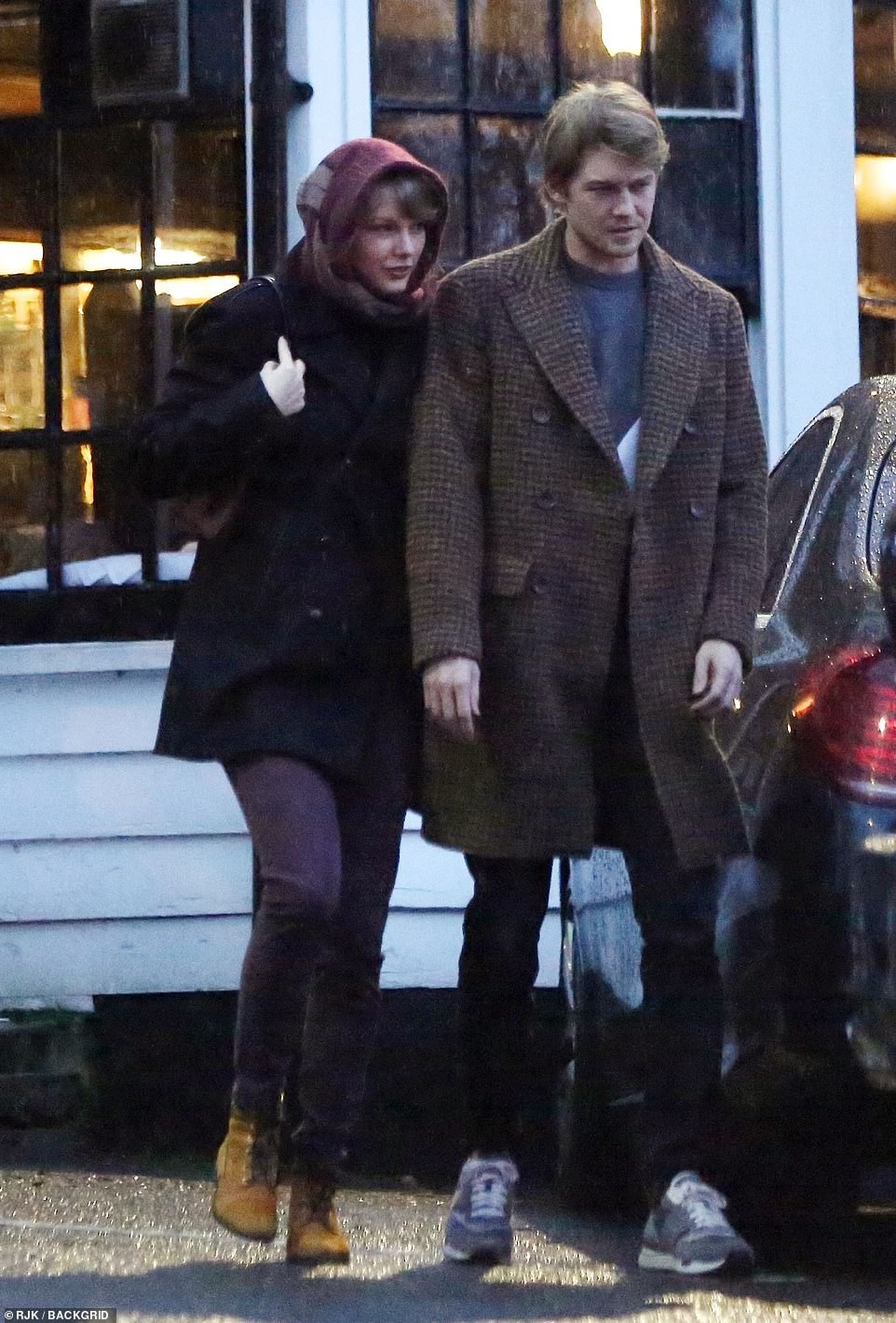Taylor Swift bị chê trông như bà ngoại vì hành động này khi hẹn hò bên phi công trẻ - Ảnh 1. Taylor Swift bị chê trông như bà ngoại vì hành động này khi hẹn hò bên phi công trẻ - Ảnh 1.