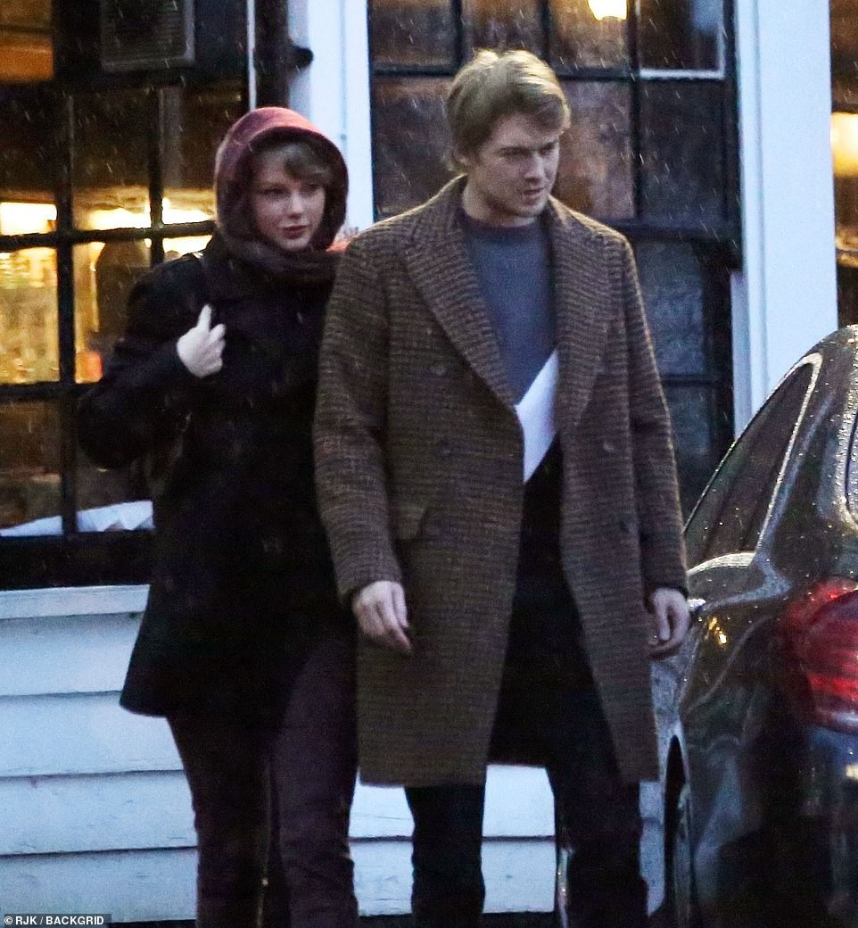 Taylor Swift bị chê trông như bà ngoại vì hành động này khi hẹn hò bên phi công trẻ - Ảnh 3. Taylor Swift bị chê trông như bà ngoại vì hành động này khi hẹn hò bên phi công trẻ - Ảnh 3.