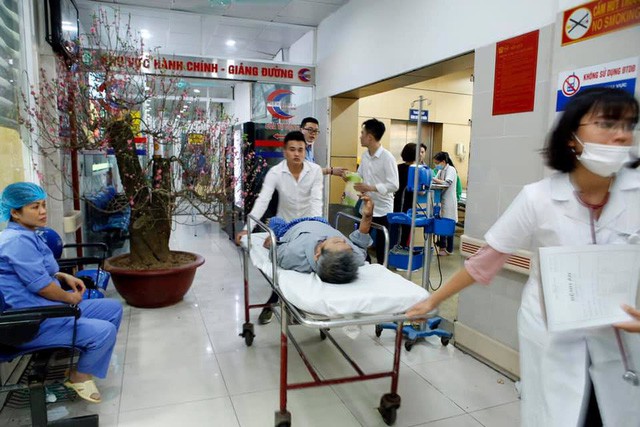 Chúc Tết thầy giáo cũ, nam sinh U20 lần đầu uống rượu dẫn đến hôn mê sâu - Ảnh 2.