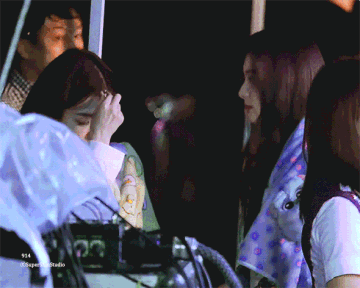 Những khoảnh khắc idol chăm nhau mùi mẫn đến sâu răng: Jennie và thành viên EXO này đặc biệt gây bất ngờ - Ảnh 21.