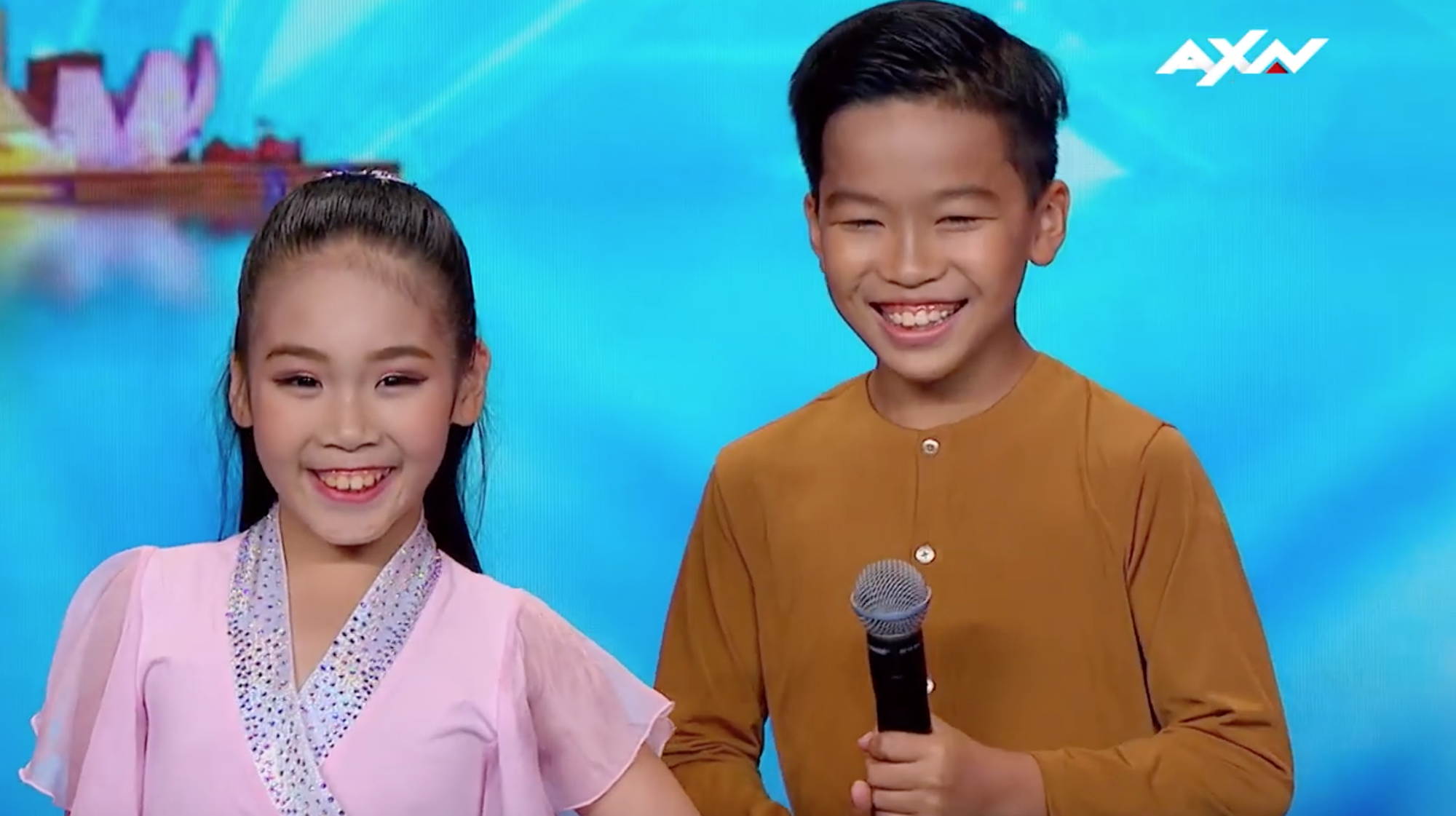 Cặp đôi nhí Việt Nam khiến các giám khảo Asias Got Talent cười tít mắt vì quá đáng yêu - Ảnh 3. Cặp đôi nhí Việt Nam khiến các giám khảo Asias Got Talent cười tít mắt vì quá đáng yêu - Ảnh 3.