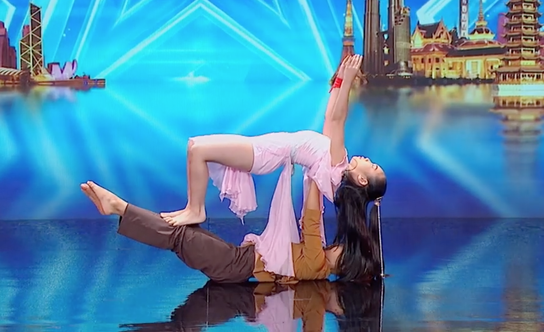 Cặp đôi nhí Việt Nam khiến các giám khảo Asias Got Talent cười tít mắt vì quá đáng yêu - Ảnh 4. Cặp đôi nhí Việt Nam khiến các giám khảo Asias Got Talent cười tít mắt vì quá đáng yêu - Ảnh 4.