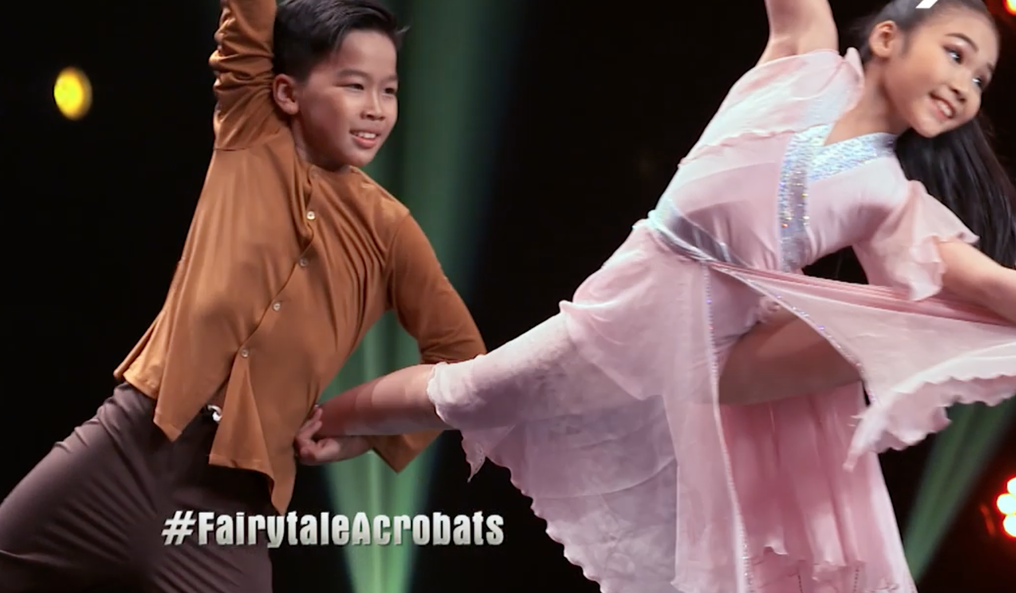 Cặp đôi nhí Việt Nam khiến các giám khảo Asias Got Talent cười tít mắt vì quá đáng yêu - Ảnh 5. Cặp đôi nhí Việt Nam khiến các giám khảo Asias Got Talent cười tít mắt vì quá đáng yêu - Ảnh 5.