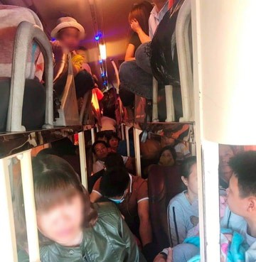 CSGT Thanh Hóa bắt giữ xe khách 40 chỗ “nhồi” 62 người trên QL 1A - Ảnh 1.