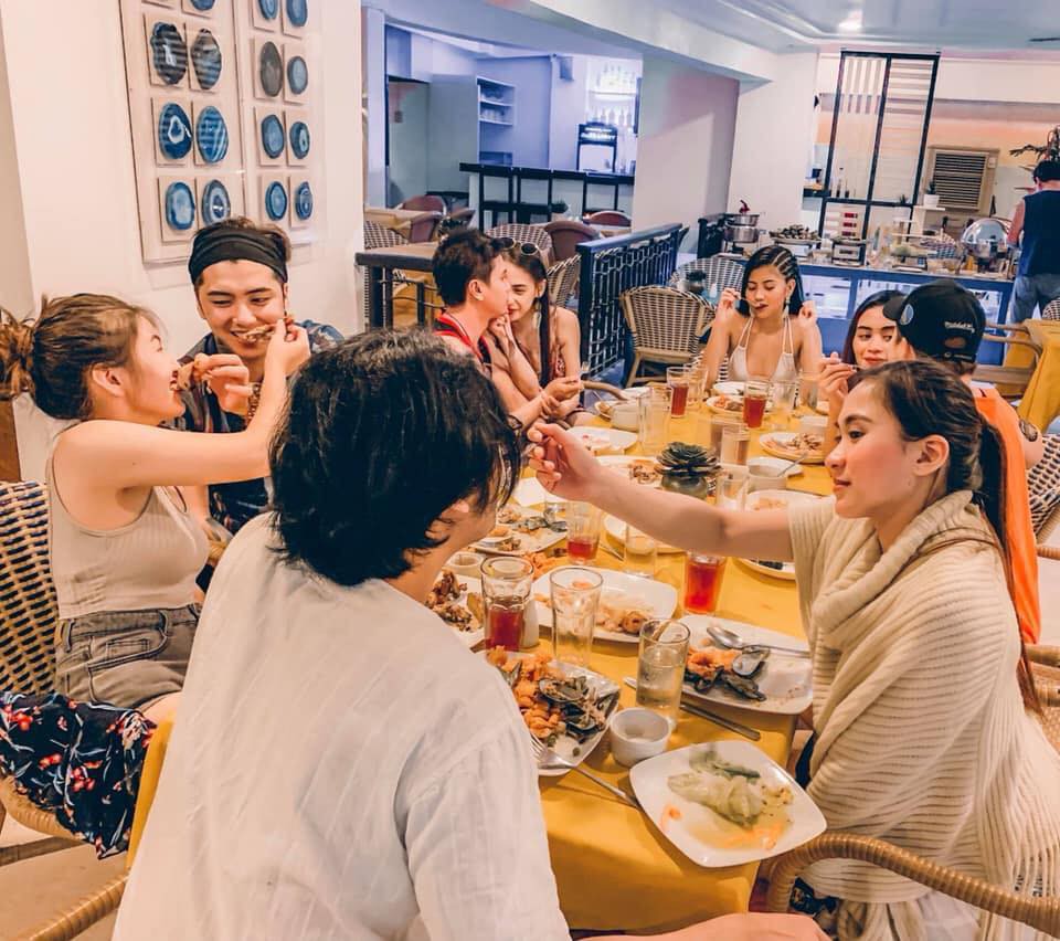 Đỉnh cao của bình thản là khi cô đơn nhưng vẫn du lịch cùng 4 cặp đôi siêu hạnh phúc - Ảnh 4. Đỉnh cao của bình thản là khi cô đơn nhưng vẫn du lịch cùng 4 cặp đôi siêu hạnh phúc - Ảnh 4.