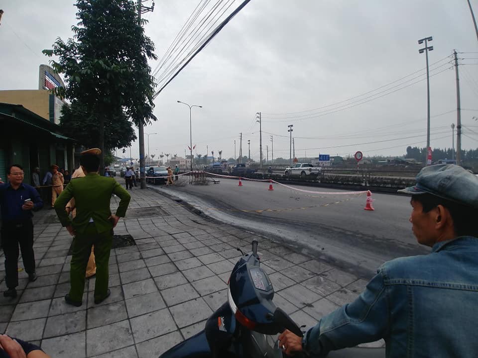 Quảng Ninh: Hố tử thần xuất hiện giữa đường quốc lộ khiến giao thông ngừng trệ, 3 hộ dân phải sơ tán - Ảnh 2. Quảng Ninh: Hố tử thần xuất hiện giữa đường quốc lộ khiến giao thông ngừng trệ, 3 hộ dân phải sơ tán - Ảnh 2.