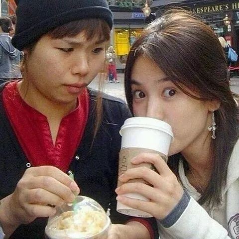 Song Joong Ki Song Hye Kyo: "Người thứ 3" đỡ váy cô dâu trong đám cưới - Ảnh 2.