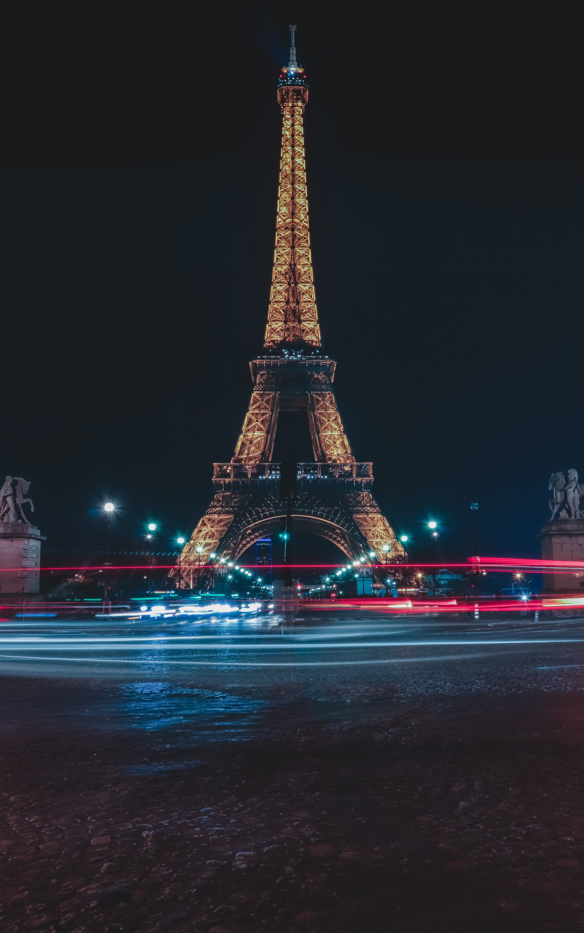 Chụp hình tháp Eiffel vào buổi tối có thể khiến bạn... bị kiện ra toà, và đây là lí do! - Ảnh 1. Chụp hình tháp Eiffel vào buổi tối có thể khiến bạn... bị kiện ra toà, và đây là lí do! - Ảnh 1.