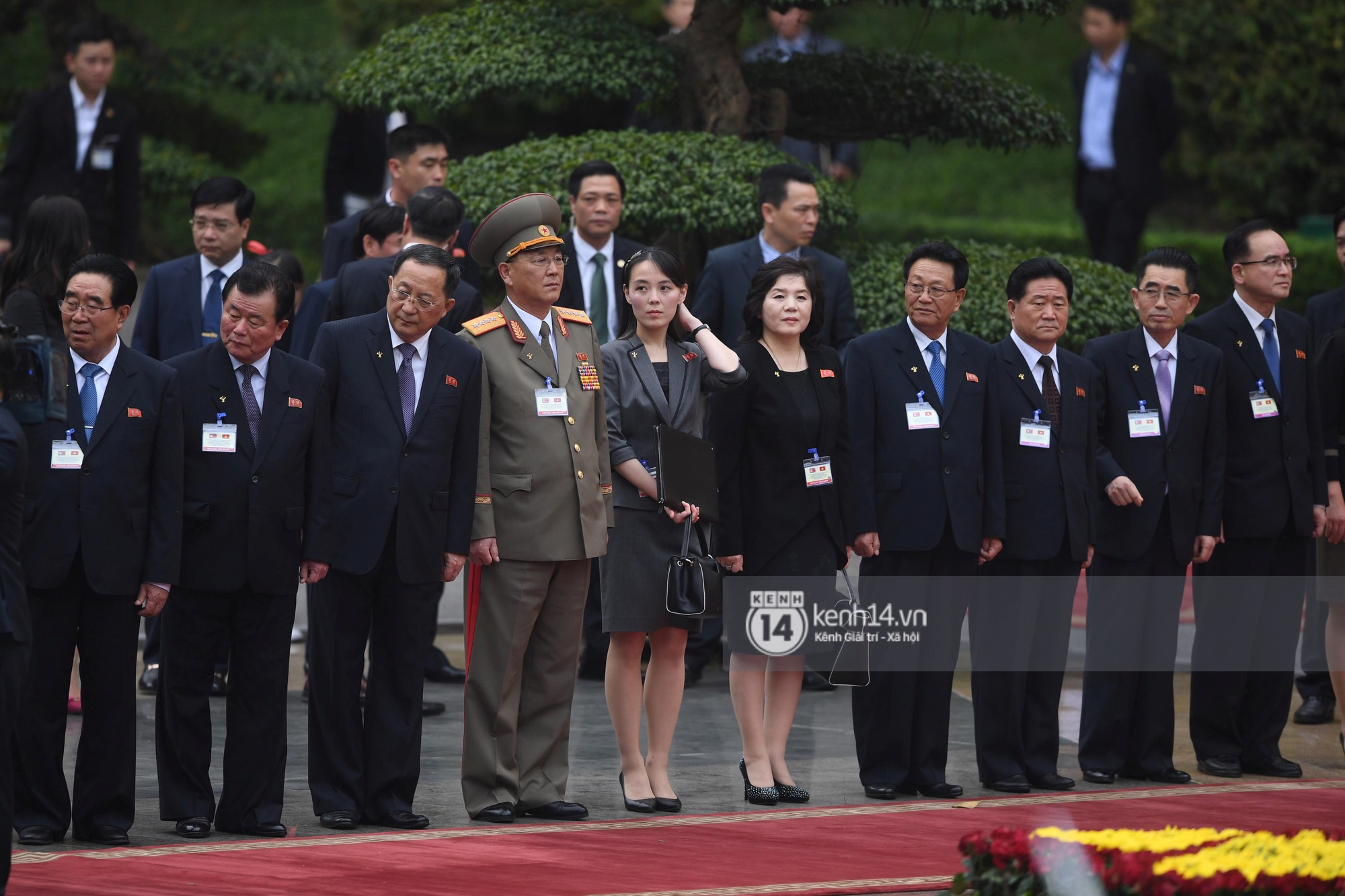Em gái ông Kim Jong-un thu hút sự chú ý trong chuyến thăm chính thức của nhà lãnh đạo Triều Tiên tại Việt Nam - Ảnh 1. Em gái ông Kim Jong-un thu hút sự chú ý trong chuyến thăm chính thức của nhà lãnh đạo Triều Tiên tại Việt Nam - Ảnh 1.