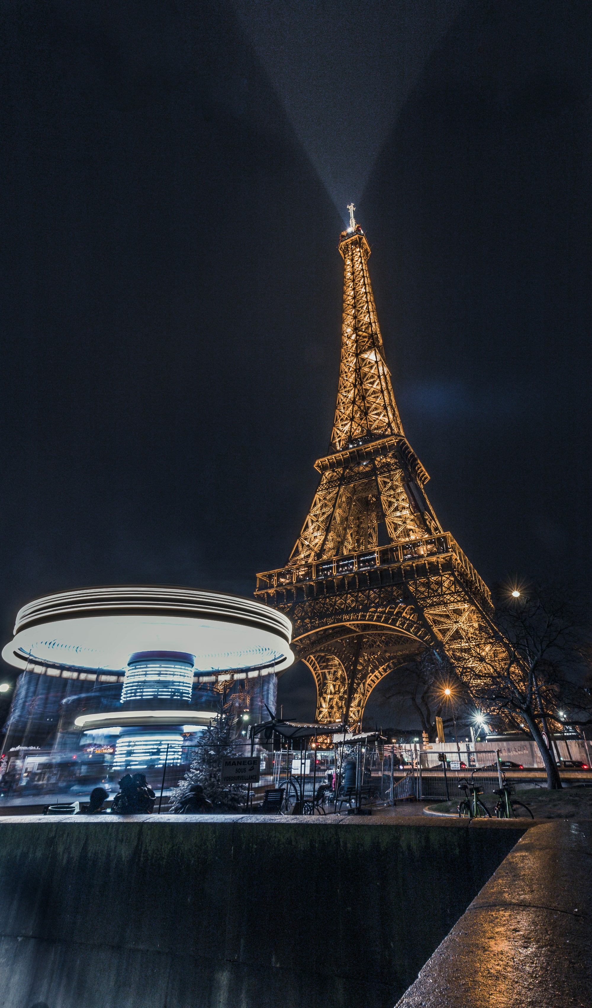 Chụp hình tháp Eiffel vào buổi tối có thể khiến bạn... bị kiện ra toà, và đây là lí do! - Ảnh 3. Chụp hình tháp Eiffel vào buổi tối có thể khiến bạn... bị kiện ra toà, và đây là lí do! - Ảnh 3.