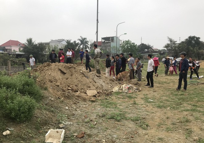 Quơ tay nắm được cả chục con ruồi, d&acirc;n v&acirc;y l&ograve; mổ lợn - Ảnh 2.