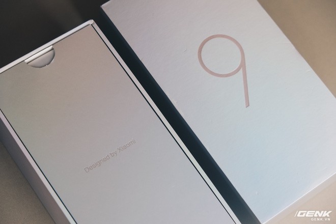 Mở hộp Xiaomi Mi 9: Snapdragon 855, 3 camera, cảm biến v&acirc;n tay dưới m&agrave;n h&igrave;nh, gi&aacute; 12 triệu - Ảnh 1.