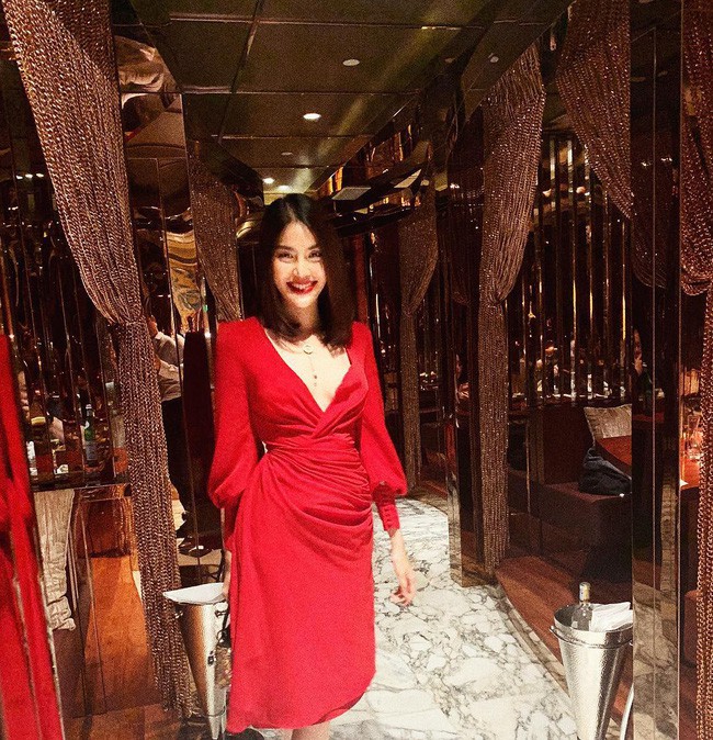 Thoạt nh&igrave;n, bạn sẽ phải tự hỏi: Lan Khu&ecirc; c&oacute; đang mặc lại v&aacute;y cũ hay kh&ocirc;ng v&igrave; khả năng biến h&oacute;a cực t&agrave;i t&igrave;nh của c&ocirc; - Ảnh 3.