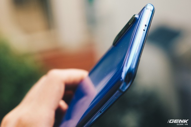 Mở hộp Xiaomi Mi 9: Snapdragon 855, 3 camera, cảm biến v&acirc;n tay dưới m&agrave;n h&igrave;nh, gi&aacute; 12 triệu - Ảnh 14.