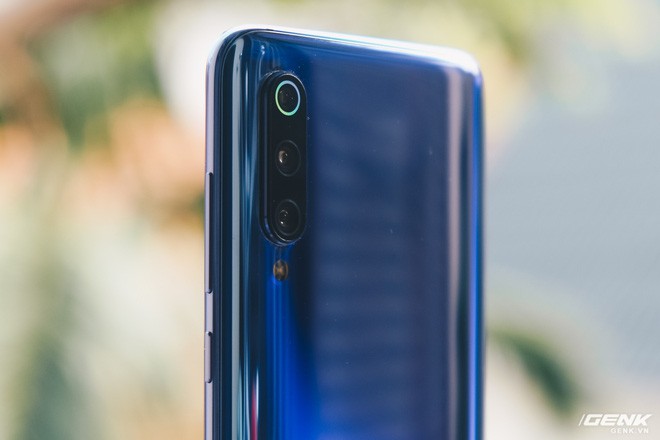 Mở hộp Xiaomi Mi 9: Snapdragon 855, 3 camera, cảm biến vân tay dưới màn hình, giá 12 triệu - Ảnh 16.