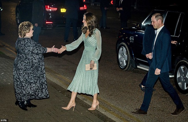 Có nhược điểm vóc dáng nhưng lần này Công nương Kate Middleton lại ghi điểm xuất sắc khi diện đẹp mẫu đầm gợi cảm - Ảnh 4.