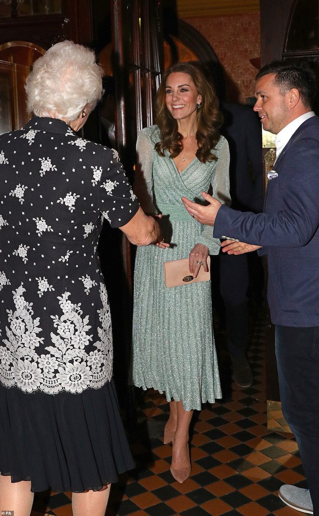 Có nhược điểm vóc dáng nhưng lần này Công nương Kate Middleton lại ghi điểm xuất sắc khi diện đẹp mẫu đầm gợi cảm - Ảnh 5.