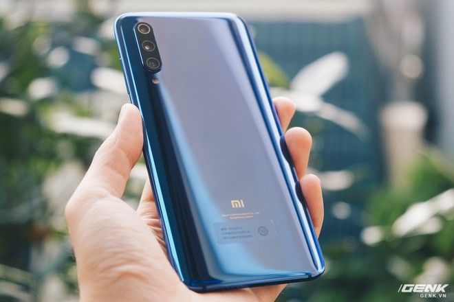Mở hộp Xiaomi Mi 9: Snapdragon 855, 3 camera, cảm biến v&acirc;n tay dưới m&agrave;n h&igrave;nh, gi&aacute; 12 triệu - Ảnh 5.