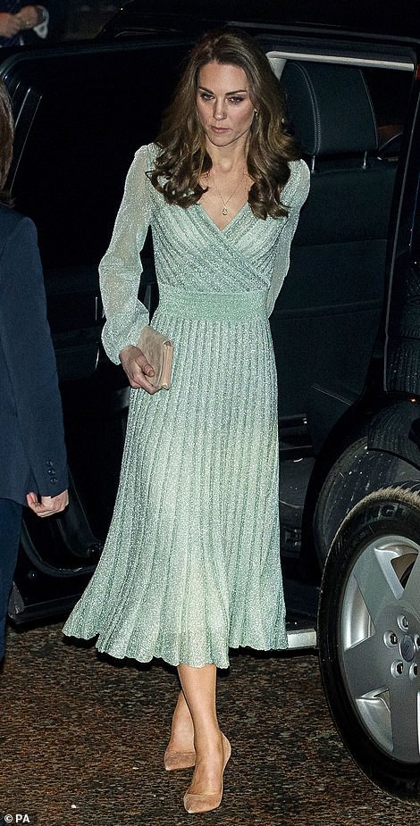 Có nhược điểm vóc dáng nhưng lần này Công nương Kate Middleton lại ghi điểm xuất sắc khi diện đẹp mẫu đầm gợi cảm - Ảnh 7.