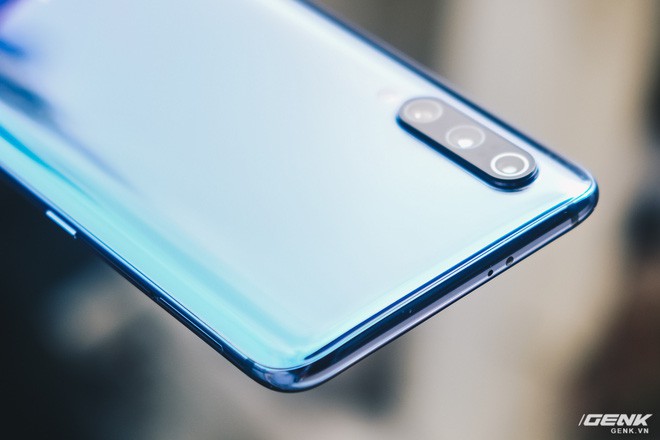Mở hộp Xiaomi Mi 9: Snapdragon 855, 3 camera, cảm biến v&acirc;n tay dưới m&agrave;n h&igrave;nh, gi&aacute; 12 triệu - Ảnh 7.