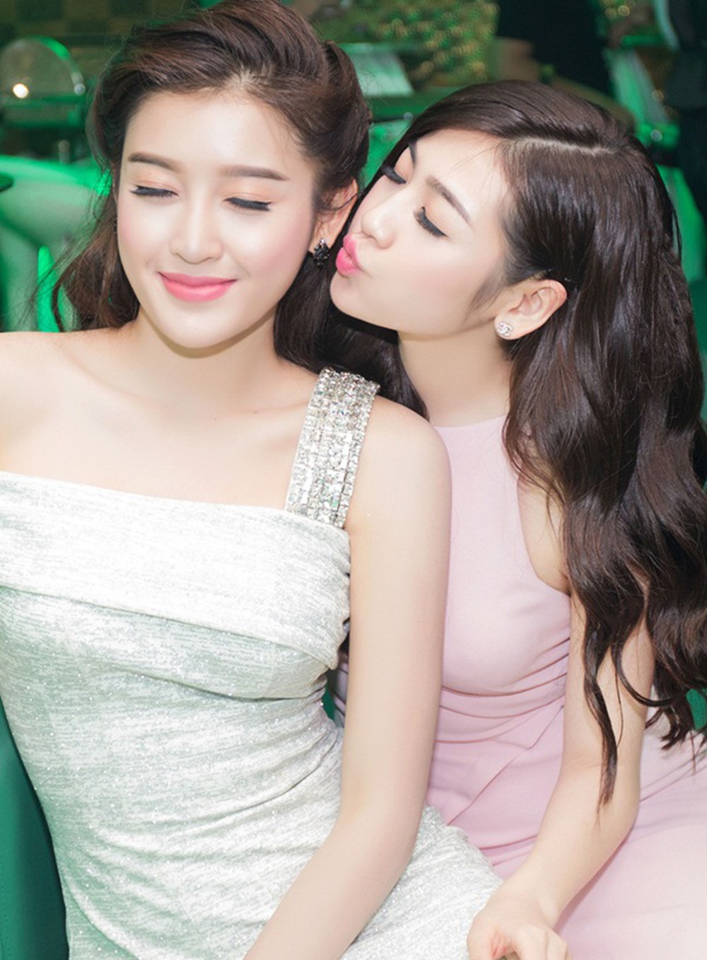 Nghi vấn bạn thân giật bồ: Chuyện không hiếm trong showbiz Việt, rắc rối chẳng kém vợ chồng Song - Song! - Ảnh 10. Nghi vấn bạn thân giật bồ: Chuyện không hiếm trong showbiz Việt, rắc rối chẳng kém vợ chồng Song - Song! - Ảnh 10.