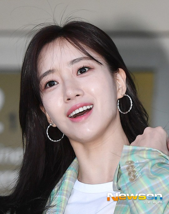 Mỹ nhân Eunjung (T-ara) rạng rỡ tại sân bay Hàn, chuẩn bị đặt chân đến TP.HCM vào trưa nay để quảng bá phim Việt - Ảnh 10.