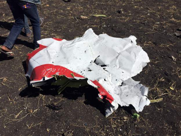 Hiện trường rơi máy bay thảm khốc ở Ethiopia: Thi thể nạn nhân la liệt, khung cảnh tang thương đầy ám ảnh - Ảnh 3.