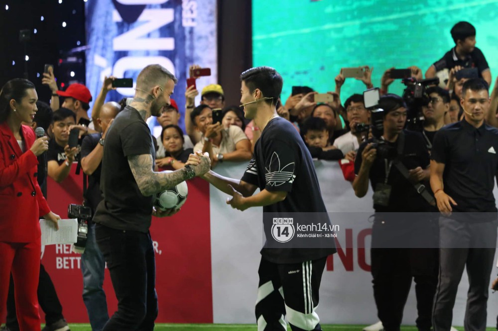 Sướng như Duy Mạnh: Sáng gặp huyền thoại Beckham, chiều cùng bạn gái xinh đẹp đi ăn và mua quà 8/3 cực ngọt ngào - Ảnh 3. Sướng như Duy Mạnh: Sáng gặp huyền thoại Beckham, chiều cùng bạn gái xinh đẹp đi ăn và mua quà 8/3 cực ngọt ngào - Ảnh 3.