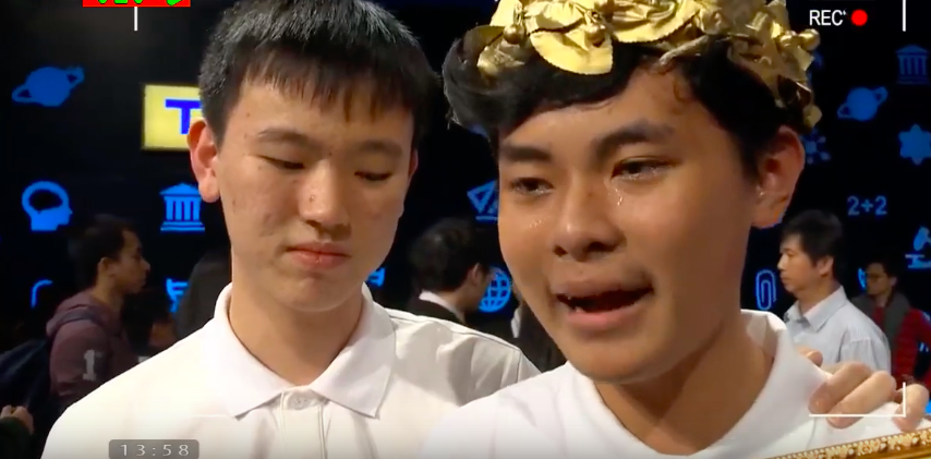 Chủ quan tại phần thi Về đích, hot boy Nghệ An khiến khán giả bật khóc nức nở vì tuột mất cơ hội vào Chung kết năm Olympia 2019 - Ảnh 7. Chủ quan tại phần thi Về đích, hot boy Nghệ An khiến khán giả bật khóc nức nở vì tuột mất cơ hội vào Chung kết năm Olympia 2019 - Ảnh 7.