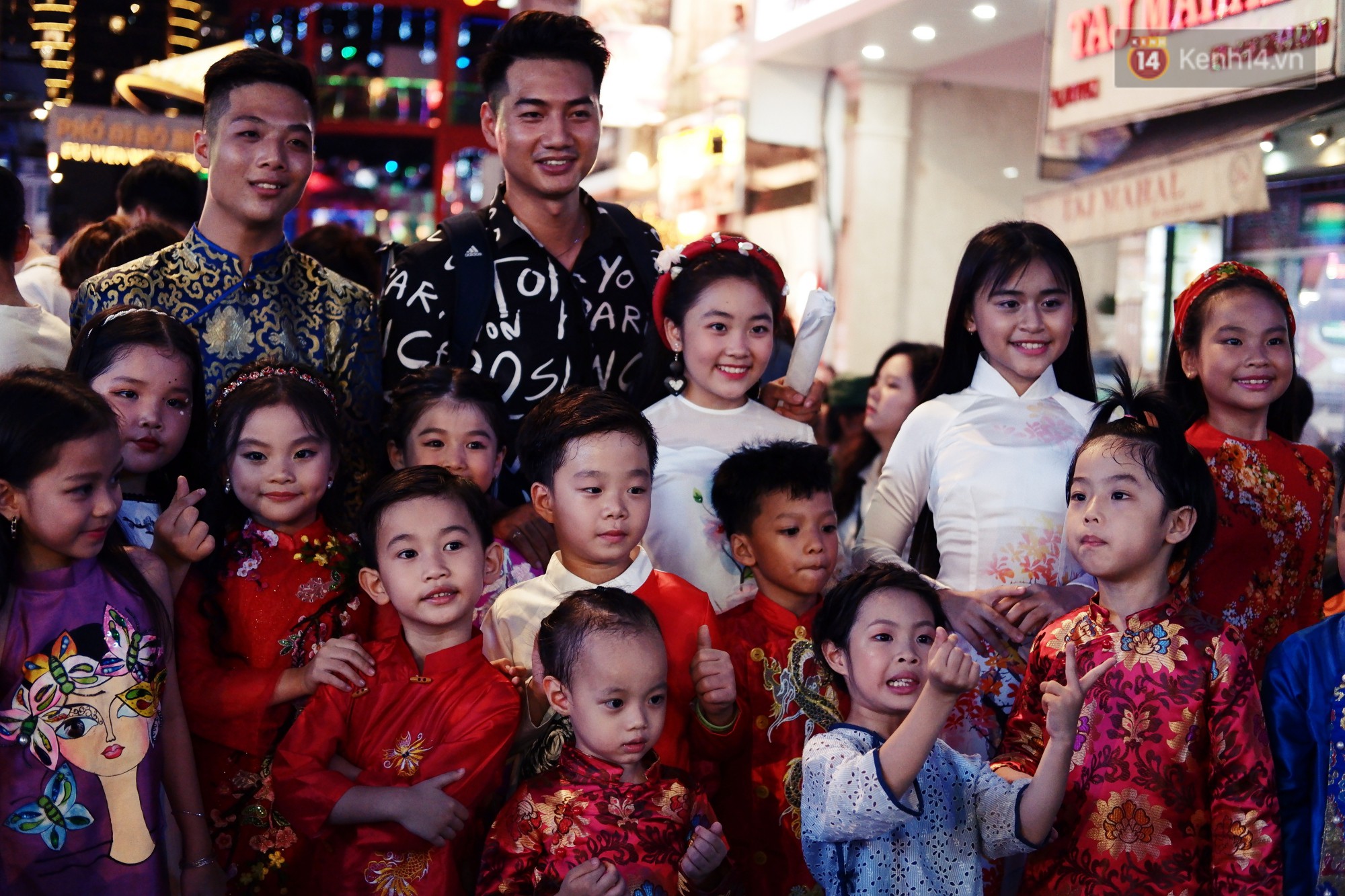 Phố đi bộ Bùi Viện náo nhiệt với màn trình diễn áo dài ấn tượng, du khách nước ngoài thích thú chiêm ngưỡng - Ảnh 9. Phố đi bộ Bùi Viện náo nhiệt với màn trình diễn áo dài ấn tượng, du khách nước ngoài thích thú chiêm ngưỡng - Ảnh 9.