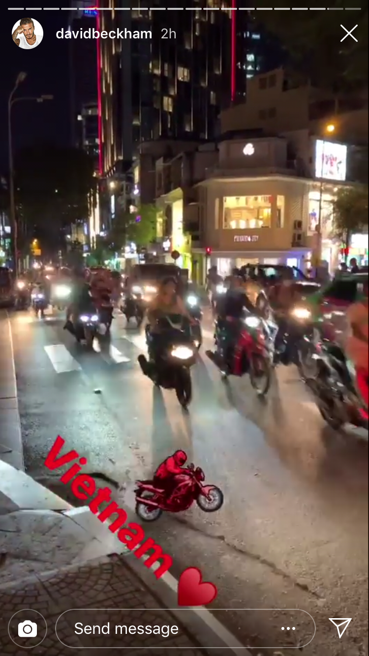 David Beckham khoe ngay clip thả tim và ảnh selfie dạo phố Sài Gòn lên Instagram sau chuỗi sự kiện tại Việt Nam - Ảnh 2. David Beckham khoe ngay clip thả tim và ảnh selfie dạo phố Sài Gòn lên Instagram sau chuỗi sự kiện tại Việt Nam - Ảnh 2.