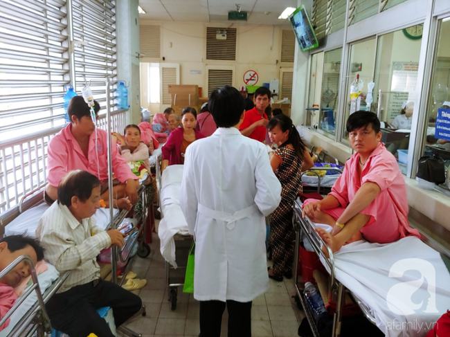 Thương cảnh vợ mù gửi 3 đứa con cho nhà dòng, một mình nuôi chồng liệt giường: “Anh phải về làm đôi mắt cho em” - Ảnh 1. Thương cảnh vợ mù gửi 3 đứa con cho nhà dòng, một mình nuôi chồng liệt giường: “Anh phải về làm đôi mắt cho em” - Ảnh 1.