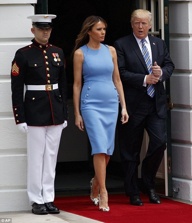 Phu nhân Tổng thống Mỹ - bà Melania Trump vẫn mặc đầm ôm sát bất chấp cả việc lộ nhược điểm vóc dáng - Ảnh 2.