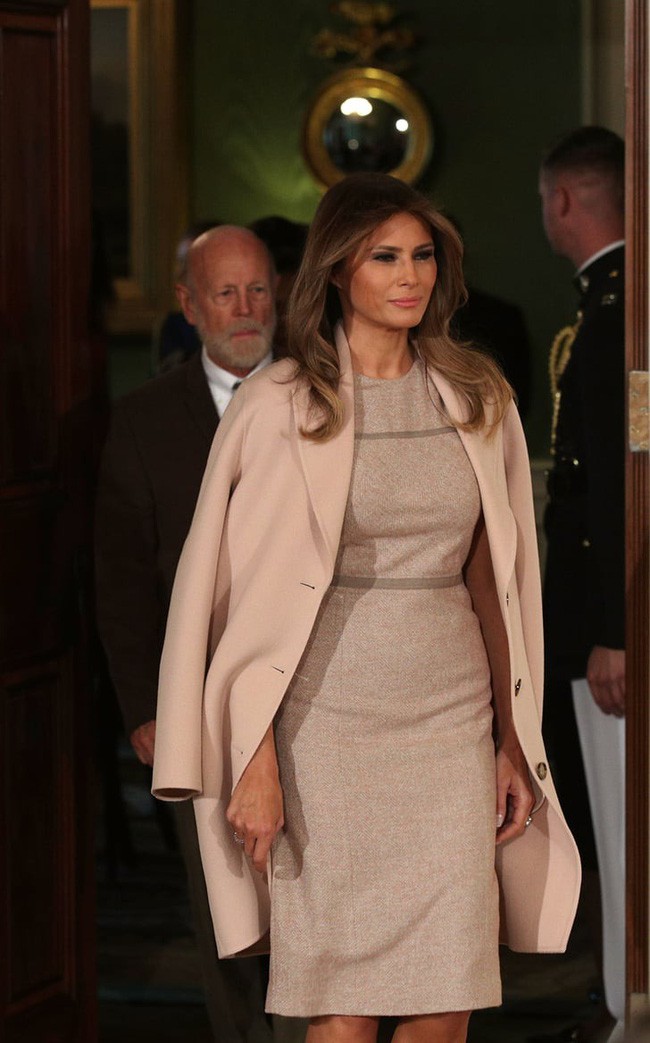 Phu nhân Tổng thống Mỹ - bà Melania Trump vẫn mặc đầm ôm sát bất chấp cả việc lộ nhược điểm vóc dáng - Ảnh 3.