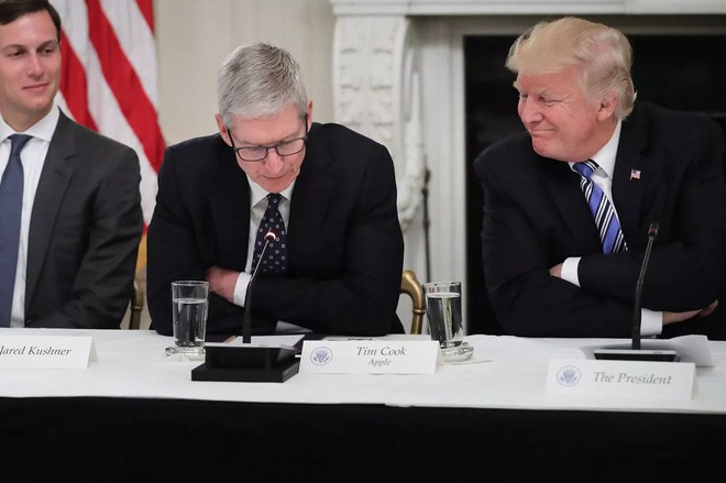 Tổng thống Trump lên tiếng: Tôi đã gọi là Tim Cook Apple mà, nhưng nói chữ Cook nhỏ quá thôi - Ảnh 1.