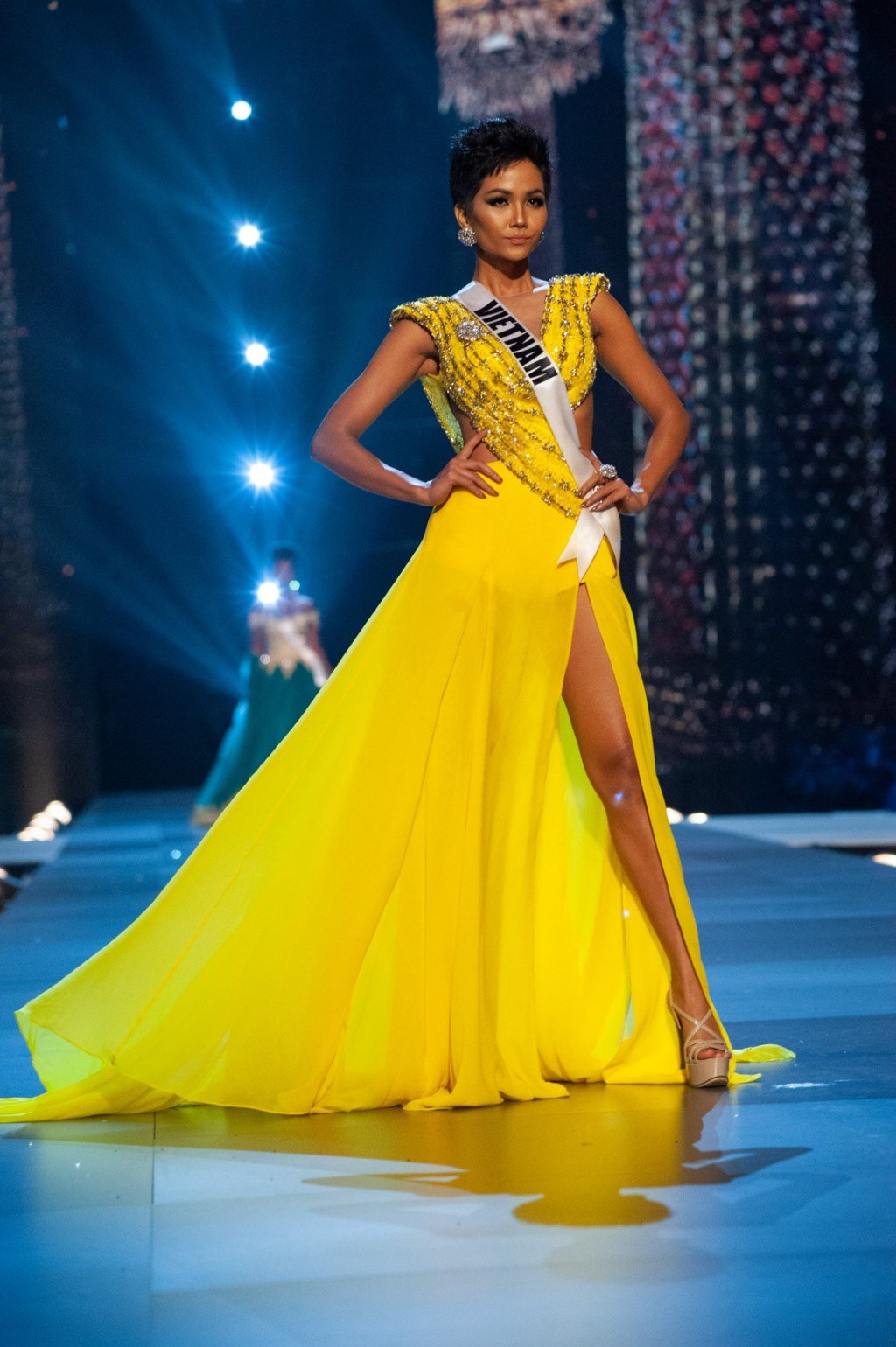 Thành tích của HHen Niê tiếp tục được chọn là câu hỏi trong Đường lên đỉnh Olympia 2019 - Ảnh 4. Thành tích của HHen Niê tiếp tục được chọn là câu hỏi trong Đường lên đỉnh Olympia 2019 - Ảnh 4.