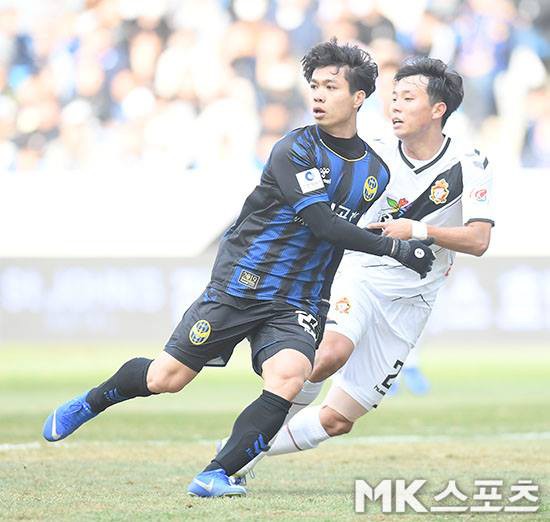 HLV Incheon United: Có rất nhiều fan Việt Nam nhưng ở đây tôi mới là HLV của Công Phượng - Ảnh 2.