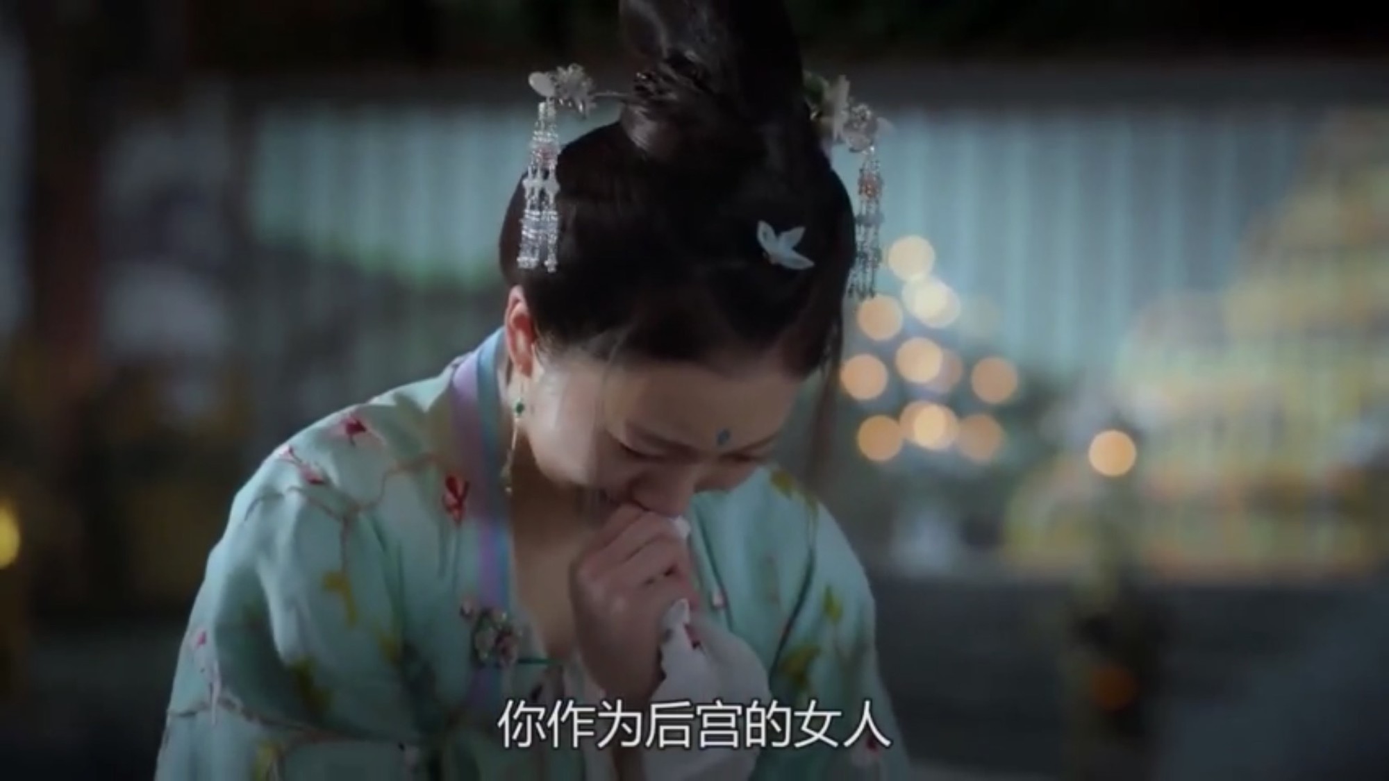 Còn Triệu Sắt Sắt đã không kiềm nổi mà khóc lóc một trận.