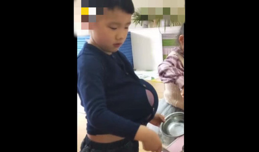 Trường học y&ecirc;u cầu học sinh mang bụng bầu giả để trải nghiệm cảm gi&aacute;c mang thai của mẹ - Ảnh 2.