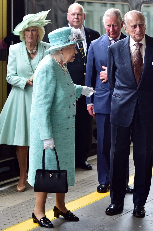 Nữ công tước Camilla: Người phụ nữ giản dị nhất Hoàng gia Anh hay “tình địch thế kỷ” chẳng ngại thách thức dư luận qua thời trang? - Ảnh 6.