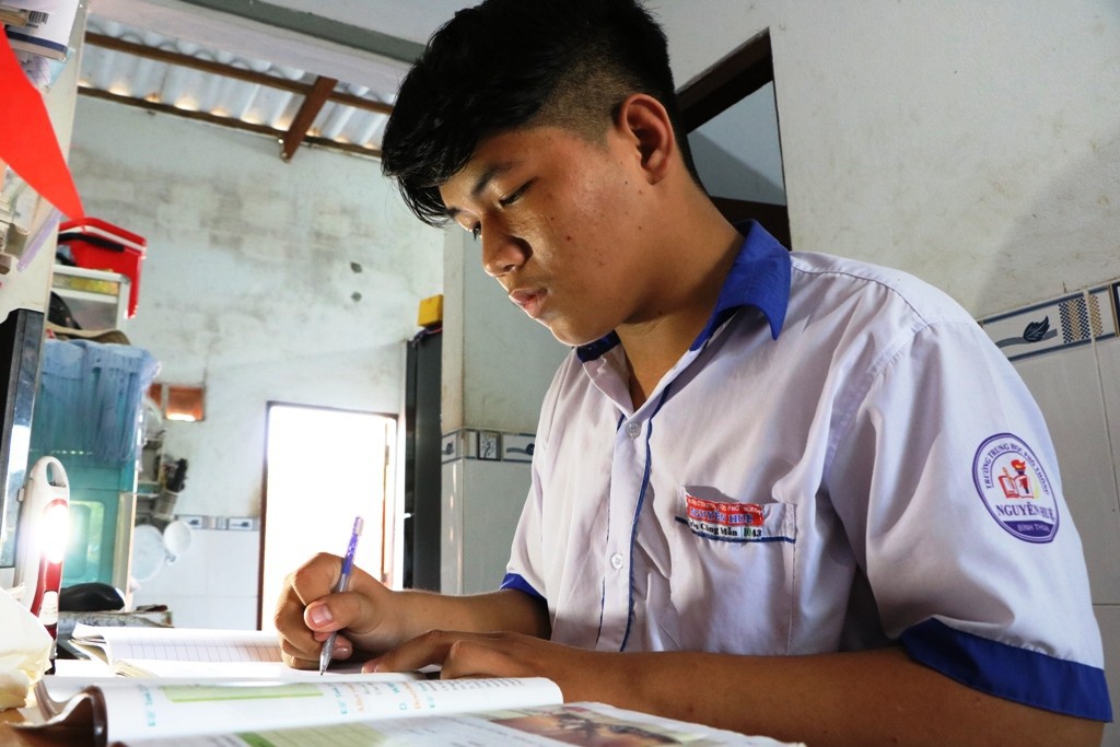 Ước mơ trở thành giáo viên dạy tiếng Anh của em có thể sẽ bị lụi tắt nếu như em không được minh oan. (Ảnh: Duy Quan).