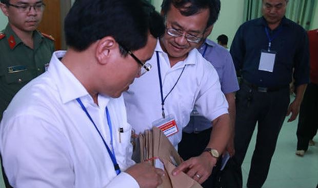 Vụ gian lận điểm thi tại H&ograve;a B&igrave;nh: C&oacute; th&iacute; sinh được n&acirc;ng tới 26,45 điểm - Ảnh 1.