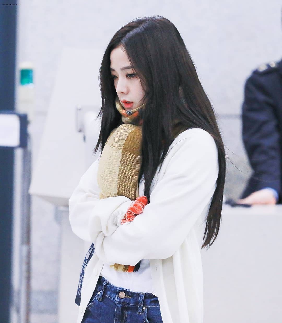 Jisoo BlackPink đổi style gái hư khi bung nút áo sơ mi hững hờ