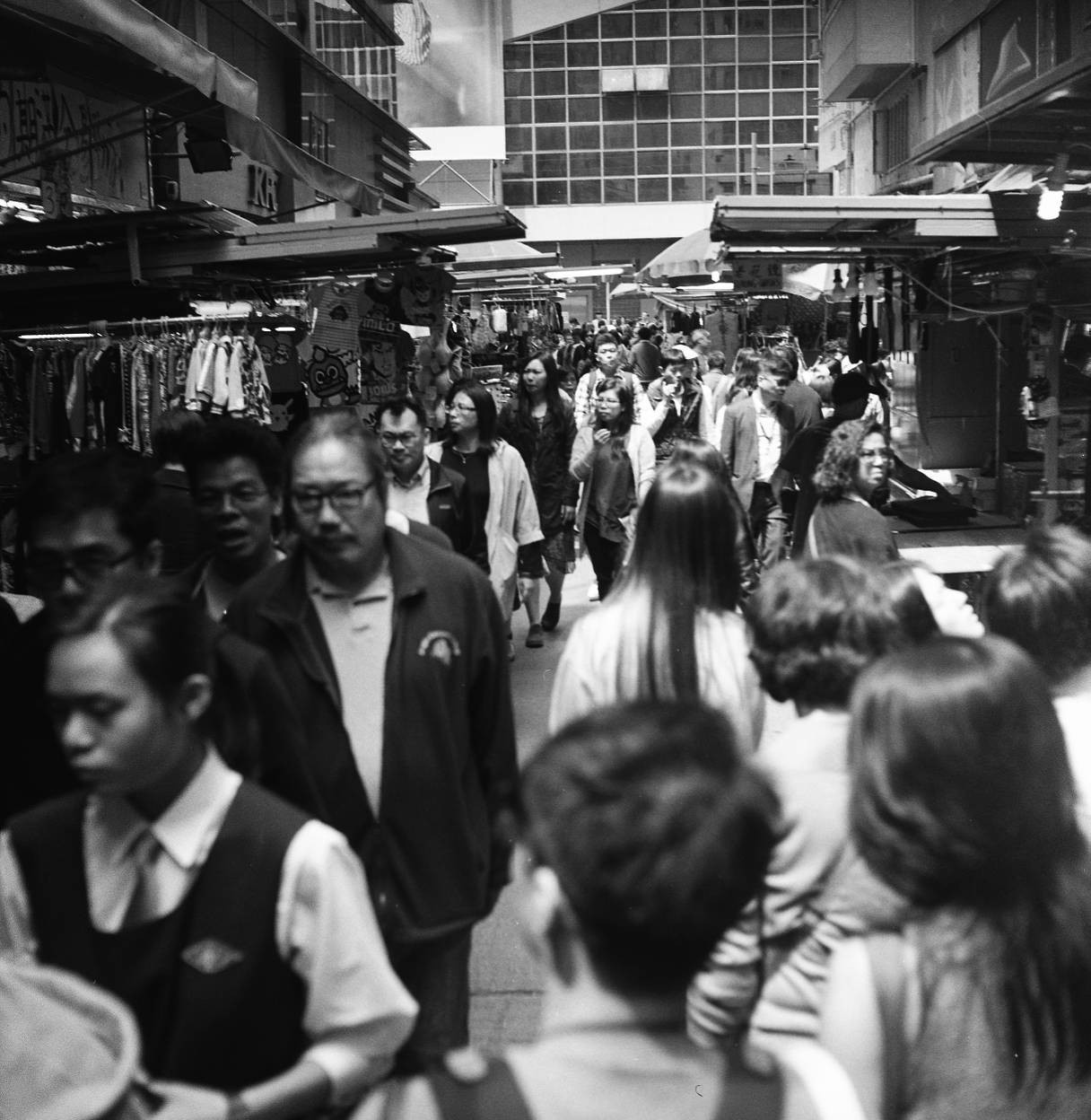 Có một Hong Kong tràn ngập mĩ cảm điện ảnh qua lăng kính của nhiếp ảnh gia người Đài Loan - Ảnh 4. Có một Hong Kong tràn ngập mĩ cảm điện ảnh qua lăng kính của nhiếp ảnh gia người Đài Loan - Ảnh 4.
